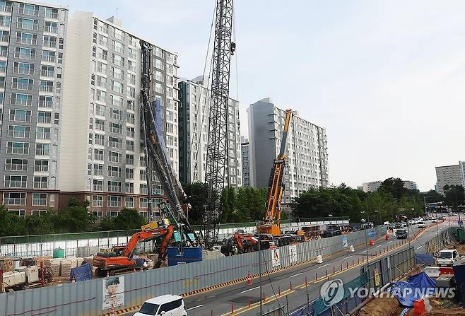 용인 복선전철 공사장 천공기 아파트로 넘어져 주민 대피 [촬영 홍기원]