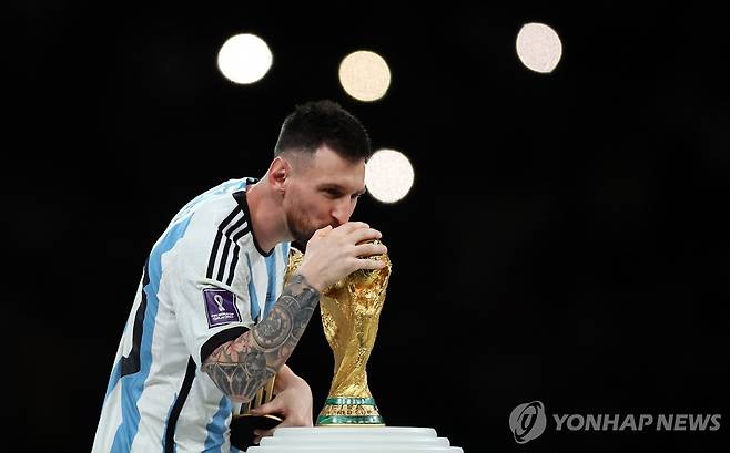 2022 카타르 월드컵 트로피에 입 맞추던 리오넬 메시. [EPA=연합뉴스 자료사진]