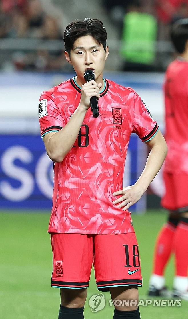 월드컵 본선 진출 소감 밝히는 이강인 (서울=연합뉴스) 김인철 기자 = 한국 축구 국가대표팀 이강인이 10일 서울월드컵경기장에서 쿠웨이트와의 2026 북중미 월드컵 아시아 3차 예선 최종전에서 승리한 뒤 열린 11회 연속 월드컵 본선 진출 축하 행사에서 소감을 말하고 있다. 2025.6.10 yatoya@yna.co.kr