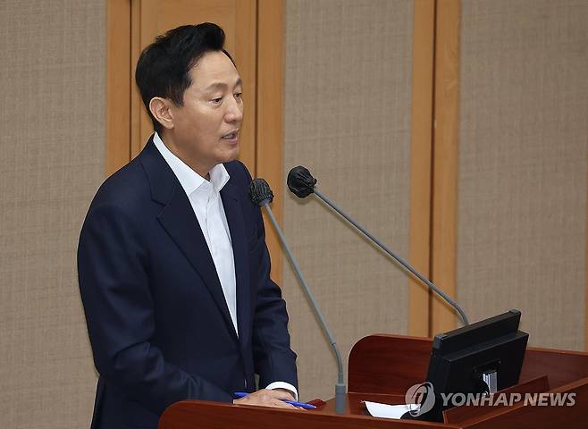 시정질문에 답변하는 오세훈 시장 (서울=연합뉴스) 서명곤 기자 = 오세훈 서울시장이 11일 서울 중구 서울시의회에서 열린 제331회 정례회 시정질문에 참석, 토지거래허가제와 관련한 질문에 답하고 있다. 2025.6.11 seephoto@yna.co.kr