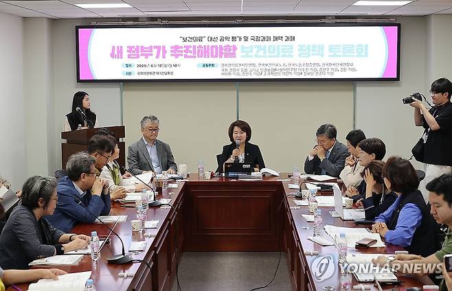 '새 정부가 추진해야할 보건의료 정책 토론회' (서울=연합뉴스) 류영석 기자 = 12일 서울 여의도 국회 의원회관에서 경제정의실천시민연합, 전국보건의료노조, 한국노총 등 주최로 열린 보건의료 정책 토론회에서 이수진 의원이 인사말을 하고 있다. 2025.6.12 ondol@yna.co.kr