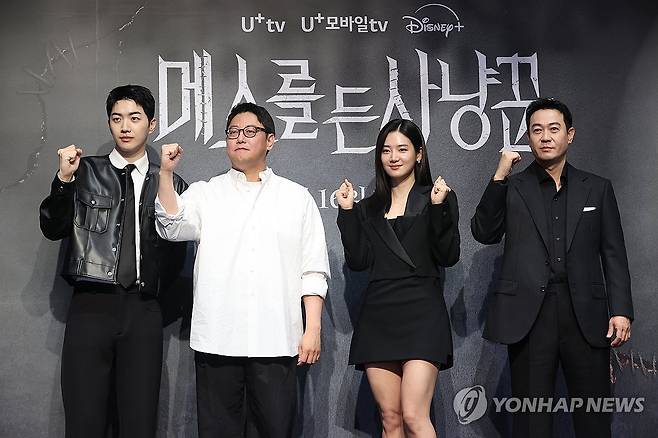 드라마 '메스를 든 사냥꾼' 제작발표회 (서울=연합뉴스) 강민지 기자 = 12일 서울 구로구 라마다서울신도림호텔에서 열린 STUDIO X+U 미드폼 드라마 '메스를 든 사냥꾼' 제작발표회에서 PD와 배우들이 포즈를 취하고 있다. 왼쪽부터 강훈, 이정훈PD, 박주현, 박용우.  2025.6.12 mjkang@yna.co.kr
