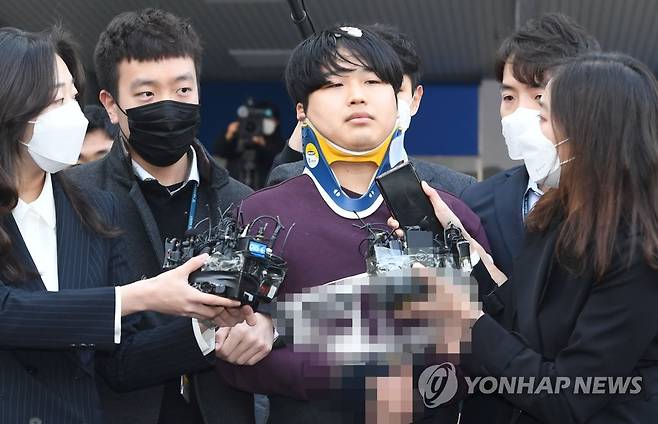 '박사방' 조주빈 징역 40년 (서울=연합뉴스) 사회를 충격에 빠뜨렸던 '박사방 사건'이 26일 주범 조주빈(24)에게 징역 40년을 선고한 1심 판결로 일단락됐다. 첫 재판이 열린 지 약 7개월 만이다. 사진은 조주빈이 지난 3월 25일 서울 종로경찰서에서 검찰로 송치되고 있는 모습. 2020.11.26 [연합뉴스 자료사진. 재판매 및 DB 금지] photo@yna.co.kr