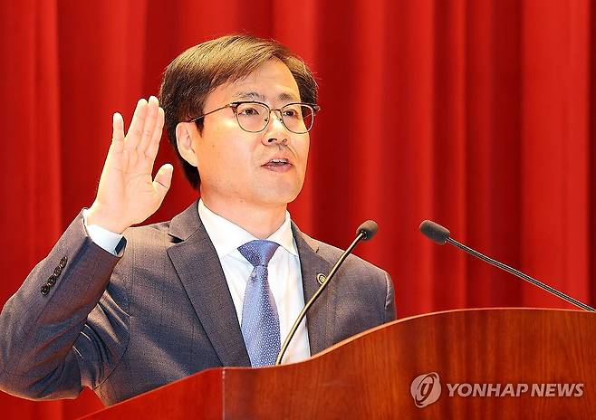 선서하는 여한구 신임 통상교섭본부장 (세종=연합뉴스) 배재만 기자 = 산업통상자원부 여한구 신임 통상교섭본부장이 12일 정부세종청사 산업통상자원부 강당에서 열린 취임식에서 공무원 선서를 하고 있다. 2025.6.12 scoop@yna.co.kr