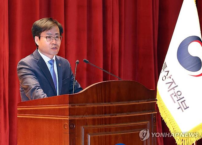 취임사하는 여한구 신임 통상교섭본부장 (세종=연합뉴스) 배재만 기자 = 산업통상자원부 여한구 신임 통상교섭본부장이 12일 정부세종청사 산업통상자원부 강당에서 열린 취임식에서 취임사를 하고 있다. 2025.6.12 scoop@yna.co.kr