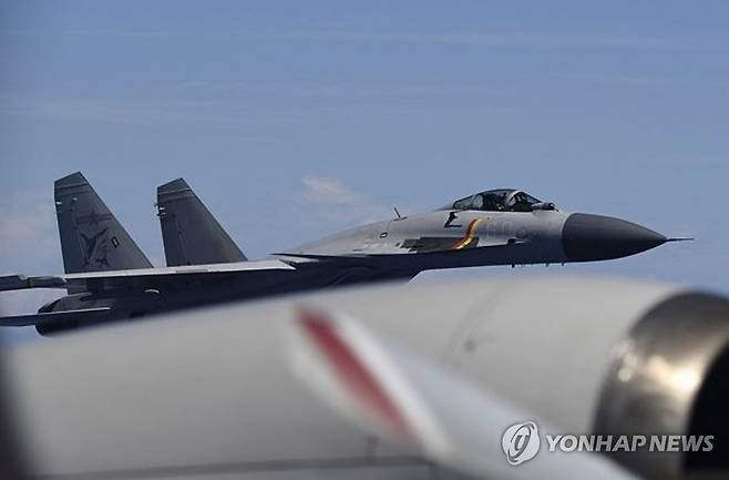 일본 초계기에 접근한 중국 전투기 (도쿄=연합뉴스) 일본 방위성은 중국 전투기가 지난 7일에서 8일 자위대 초계기에 잇달아 접근해 비행했다고 11일 발표했다. 사진은 지난 8일 자위대 초계기에 접근한 중국 J-15 전투기. 2025.6.12 [일본 방위성 홈페이지 캡처. 재판매 및 DB 금지] photo@yna.co.kr