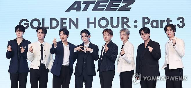 포즈 취하는 에이티즈 (서울=연합뉴스) 강민지 기자 = 그룹 에이티즈(ATEEZ)가 12일 서울 마포구 호텔 나루 서울 엠갤러리에서 열린 미니 12집 '골든 아워 : 파트 3'(GOLDEN HOUR : Part.3) 발매 기념 기자간담회에서 포즈를 취하고 있다. 2025.6.12 mjkang@yna.co.kr