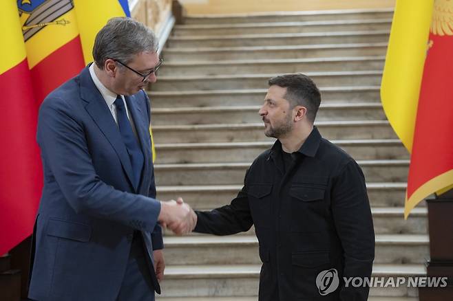 젤렌스키 대통령과 악수하는 부치치 대통령 (오데사 AP=연합뉴스) 알렉산다르 부치치 세르비아 대통령이 11일(현지시간) 우크라이나 남부 항구도시 오데사에서 열린 우크라이나-동남유럽 정상회의에 참석해 볼로디미르 젤렌스키 우크라이나 대통령과 악수하고 있다. 2025.06.11 photo@yna.co.kr