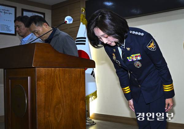 강은미 화성동탄경찰서장을 비롯한 관계자들이 지난 28일 오후 수원시 장안구 경기남부경찰청에서 같은 달 12일 발생한 납치살해 사건에 대해 사과하며 피해자와 유가족들에 대해 고개를 숙이고 있다. 2025.5.28 /이지훈기자 jhlee@kyeongin.com