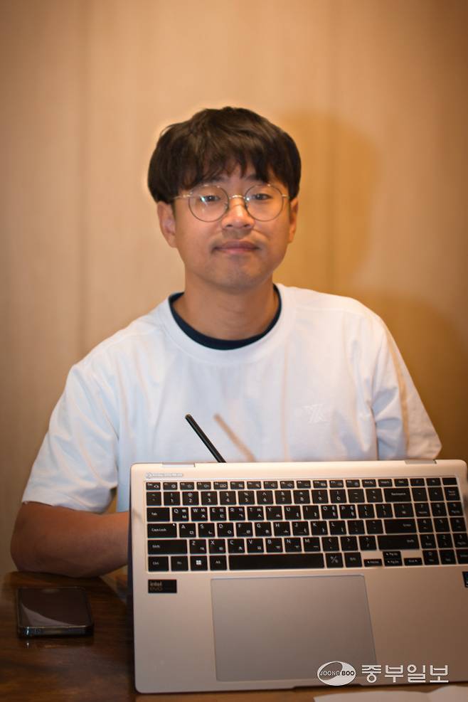 12일 행궁동에서 만난 '홧찻차' 유중일 작가. 평소 작업에 쓰는 노트북 컴퓨터 앞에서 포즈를 취했다. 강찬구기자