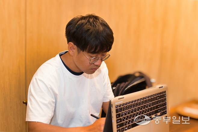 '홧찻차' 유중일 작가가 만화 작업을 하고 있다. 강찬구기자