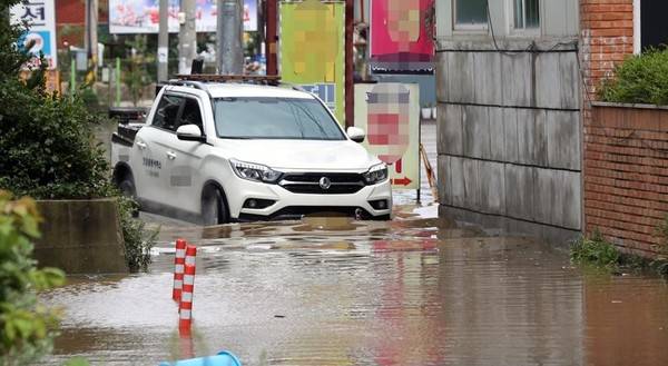 2023년 집중호우로 침수된 인천시 중구 을왕동 한 골목 [사진 = 경인방송 DB]