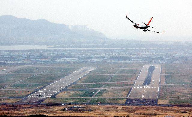 지난 12일 오후 대만 타이베이에서 출발한 중화항공 CI186편 여객기가 같은 날 오후 7시 19분 김해국제공항의 허가받지 않은 활주로 ‘18L’로 착륙했다. 공군 긴급대응으로 자칫 항공기 간 충돌로 이어지는 참사는 피했다. 사진은 올해 4월 김해국제항공에 착륙하려는 여객기가 활주로로 다가가는 모습. 부산일보DB