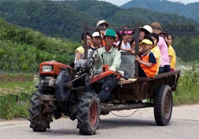 경운기는 인력운반, 화물운반, 탈곡, 양수, 경작 등 다양한 용도로 사용되는 전천후 농기계였다. 사진은 대동공업의 경운기./대동50년사/