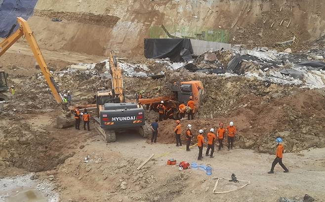 13일 경북 봉화군 석포면 영풍석포제련소 제1공장 적치장에서 굴착기 매몰 사고가 발생한 현장에서 소방대원과 구조인력들이 매몰된 포클레인을 수색하고 있다. <봉화소방서 제공>