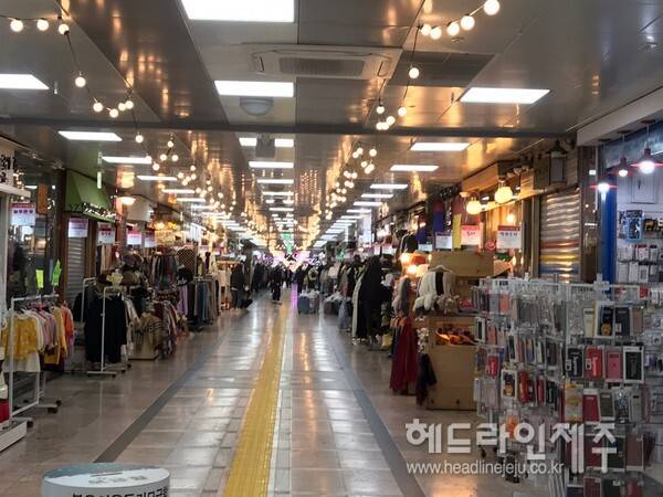 제주에서 출산한 소상공인에 출산급여와 대체인력비, 고용보험료를 지원하는 제도가 7월부터 시행된다. 사진은 제주시 중앙지하상가 전경.