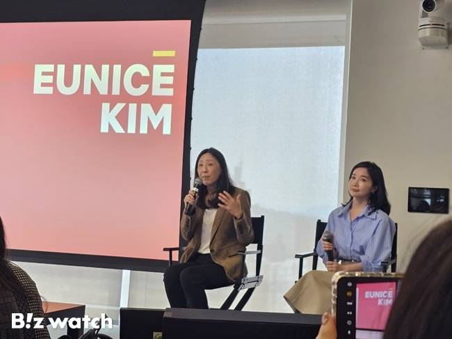 넷플릭스가 13일 서울 오피스에서 12년 만에 새롭게 개편된 TV 사용자환경(UI)을 비롯해 자사 프로덕트 철학과 기능을 소개하고 있다. 사진은 이날 설명회를 진행하는 유니스 킴 넷플릭스 최고프로덕트책임자(CPO)와 고현주 넷플릭스 시니어 디렉터./사진=김동훈 기자