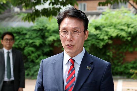 김민석 국무총리 후보자가 13일 오전 서울 종로구 금융감독원 연수원에 마련된 인사청문회 준비사무실로 출근하며 취재진의 질문에 답하고 있다. 사진=뉴시스