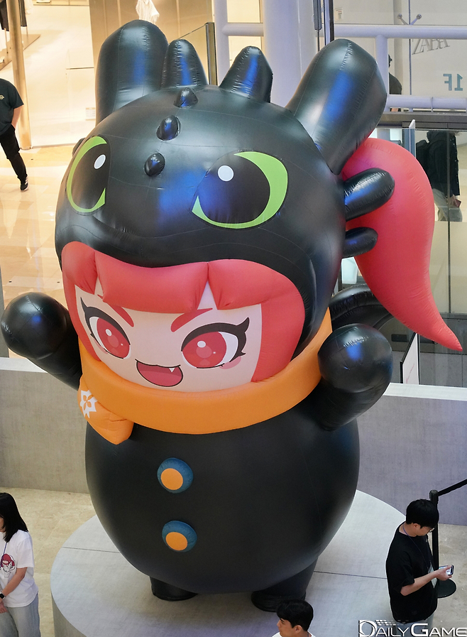 여메이지 캐릭터도 영화의 '투슬리스'로 분장하고 있었다.