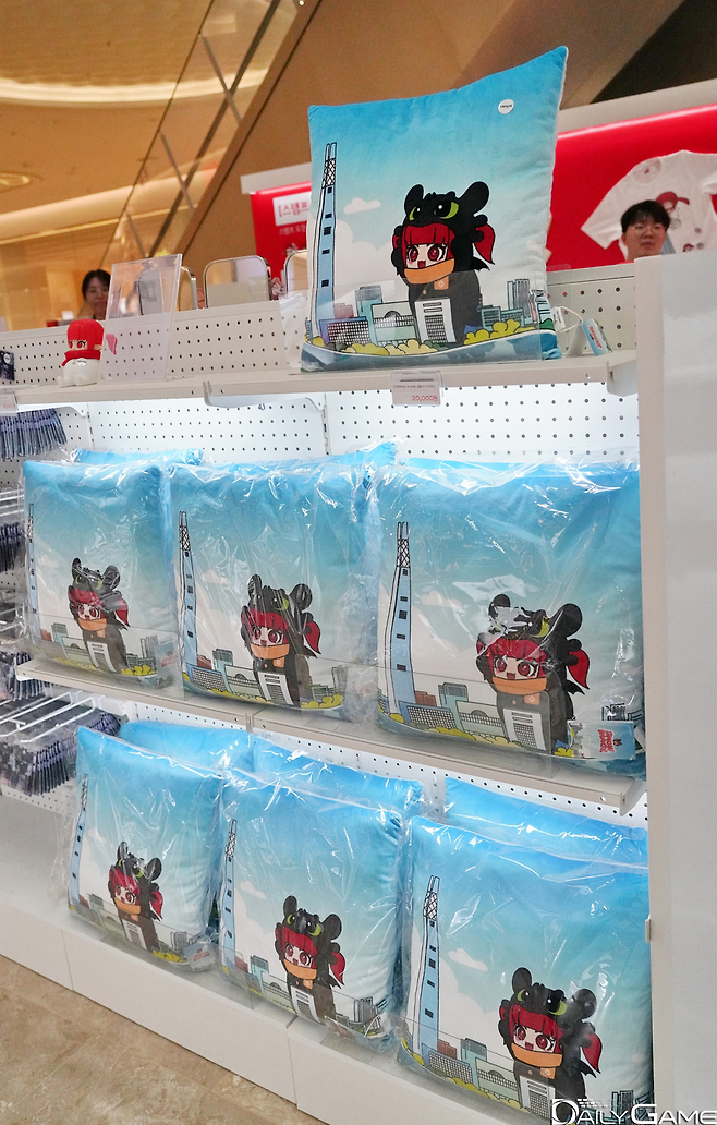 롯데월드 타워를 주제로 한 컬래버 상품이 전시됐다.