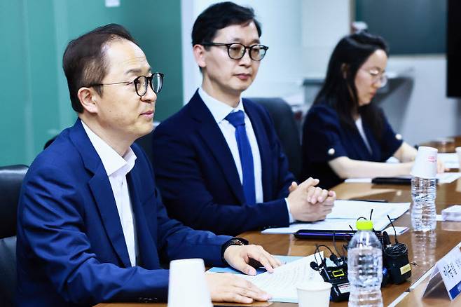 이승렬 산업통상자원부 산업정책실장이 13일 서울 한국생산성본부에서 열린 미국 철강·알루미늄 파생상품 관세부과 가전업계 긴급 영향 점검회의에서 업계 관계자와 대응 방안을 논의하고 있다. (사진=산업부)