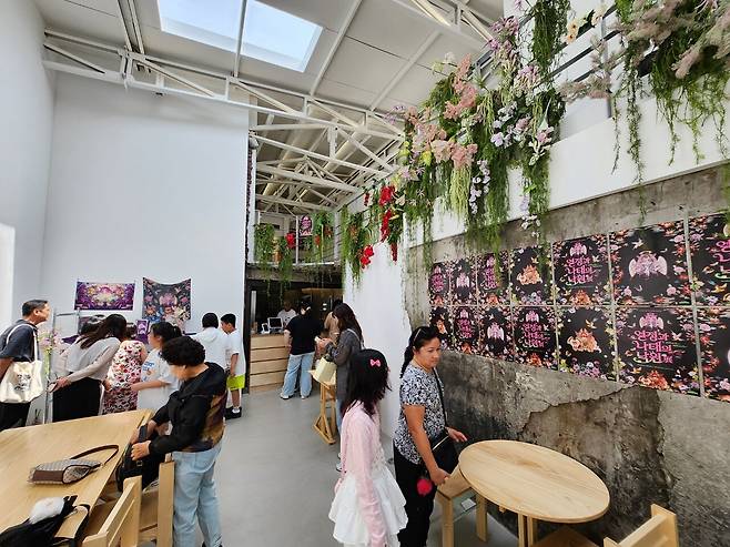 - 카페 내부는 화사한 분위기로 꾸며졌다&nbsp;