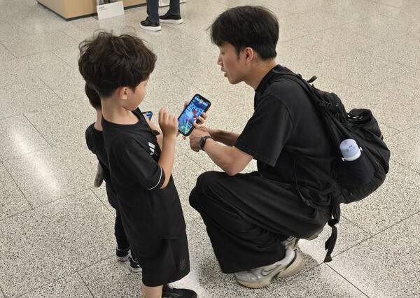 - 꼬마 트레이너들과 함께 레이드를 진행 중인 트레이너
