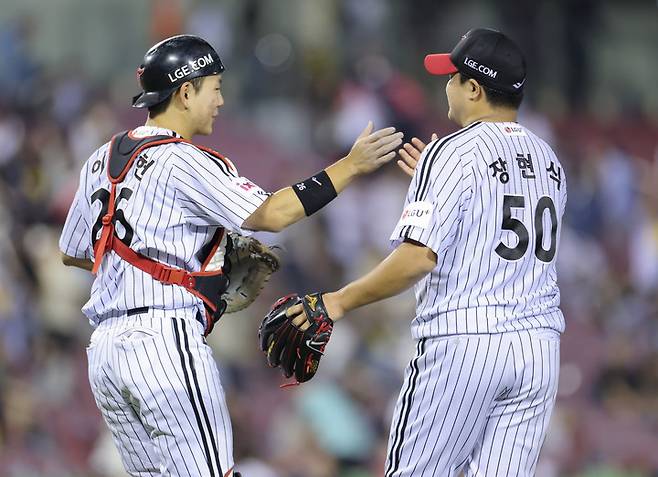 11일 서울 잠실야구장에서 열린 프로야구 2025 신한 SOL 뱅크 KBO리그 SSG 랜더스와 LG 트윈스의 경기에서 6-4로 승리를 거둔 LG 마무리 장현식과 이주헌이 승리를 자축하고 있다. 2025.6.11