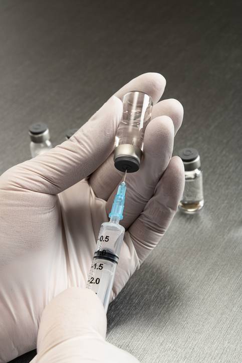 백신을 담은 주사기. [사진=게티이미지뱅크]