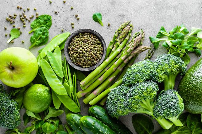 시금치에 많다고 알려진 옥살산, 콩에 들어있다고 알려진 렉틴 등이 건강에 나쁘다는 컨텐츠가 인터넷을 중심으로 급속도로 확산됐다. [사진=게티이미지뱅크]