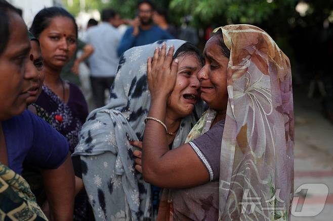 12일(현지시간) 인도 아메다바드에서 국영항공사 에어인디아 보잉 787 드림라이너 여객기가 추락한 가운데 사고 희생자 가족들이 오열하고 있다. 2025.6.12 ⓒ 로이터=뉴스1