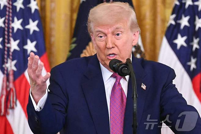 도널드 트럼프 미국 대통령이 12일(현지시간) 워싱턴DC 백악관 이스트룸에서 2035년까지 캘리포니아에서 새로운 가솔린 자동차 판매를 금지하도록 한 계획을 무효로 한 법안에 서명하기 전에 발언하고 있다. 트럼프 대통령은 25%인 외국산 자동차에 대한 관세를 그리 머지않은 시점에 더 올릴 수도 있다고 밝혔다. 2025.06.12 ⓒ AFP=뉴스1 ⓒ News1 류정민 특파원