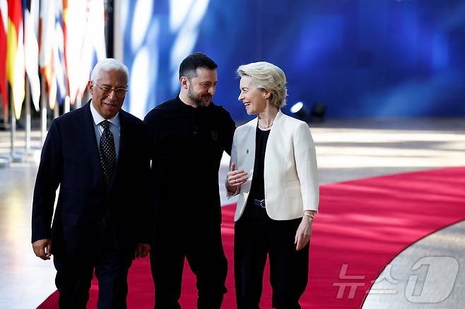 볼로디미르 젤렌스키 우크라이나 대통령(가운데)이 벨기에 브뤼셀에서 열린 특별 정상회의에서 안토니우 코스타 유럽연합(EU) 정상회의 상임의장(왼쪽) 및 우르줄라 폰데어라이엔 EU 집행위원장의 환대를 받고 있다. 2025.3.6 ⓒ 로이터=뉴스1 ⓒ News1 강민경 기자