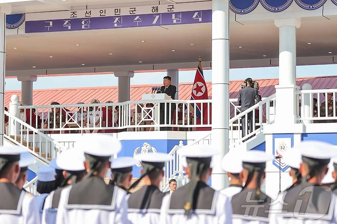 (평양 노동신문=뉴스1) = 북한 노동당 기관지 노동신문은 13일 "해군 구축함 진수기념식이 6월 12일에 나진조선소에서 진행됐다"라고 보도했다. 김정은 당 총비서도 이날 진수식에 참석했으며 새로 건조한 구축함은 '최현'급으로, 함의 명칭은 '강건'호로 명명했다. [국내에서만 사용가능. 재배포 금지. DB 금지. For Use Only in the Republic of Korea. Redistribution Prohibited] rodongphoto@news1.kr
