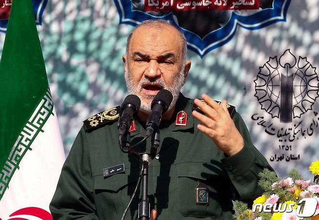 호세인 살라미 이란 혁명수비대 총사령관이 4일(현지시간) 이란의 미국 대사관 점거 42주년 기념일을 맞아 테헤란의 옛 미국 대사관 앞에서 열린 집회에서 연설을 하고 있다. ⓒ AFP=뉴스1 ⓒ News1 우동명 기자