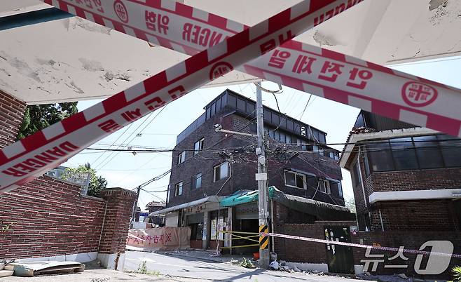 12일 출입통제된 서울 용산구 한남3구역 재개발 현장의 모습.