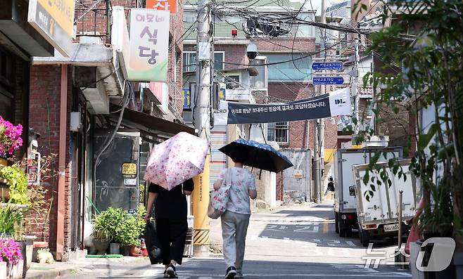 재개발이 확정된 한남5구역에 시공사로 정해진 DL E&C의 현수막이 걸려 있다.