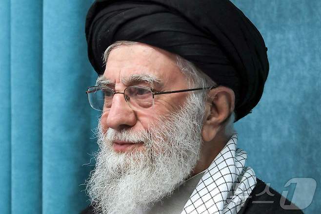 아야톨라 세예드 알리 하메네이 이란 최고지도자가 8일(현지시간) 테헤란에서 열린 고위 관리들과 회의에 참석했다. 2025.03.09 ⓒ AFP=뉴스1 ⓒ News1 우동명 기자