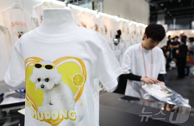 13일 서울 강서구 코엑스 마곡에서 열린 '2025 케이펫페어'에서 관람객들이 반려동물 티셔츠를 살펴보고 있다. 2025.6.13/뉴스1 ⓒ News1 김도우 기자