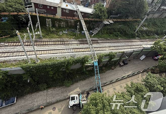 13일 서울 서대문구 경의중앙선 가좌역∼신촌역 구간 선로 위로 사다리차가 넘어져 있다. 이 사고로 전기 공급 장애가 발생해 열차 운행이 지연됐다. (서울서대문소방서 제공. 재판매 및 DB금지) 2025.6.13/뉴스1