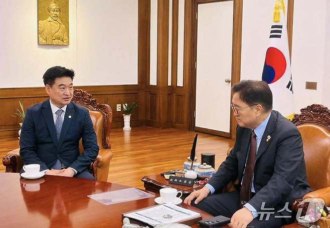 대통령실 대변인이 된 강유정 더불어민주당 비례대표 의원이 사퇴한 자리를 물려받은 최진혁 의원이 지난 11일 우원식 국회의장으로부터 의원활동에 대한 조언을 듣고 있다. (SNS 갈무리) ⓒ 뉴스1