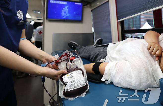 13일 서울 종로구 광화문광장에서 열린 2025년 헌혈자의 날 행사에서 한 시민이 헌혈을 하고 있다. 2025.6.13/뉴스1 ⓒ News1 임세영 기자