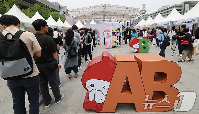 13일 서울 종로구 광화문광장에서 열린 2025년 헌혈자의 날 행사에서 시민들이 부스를 살펴보고 있다. 2025.6.13/뉴스1 ⓒ News1 임세영 기자