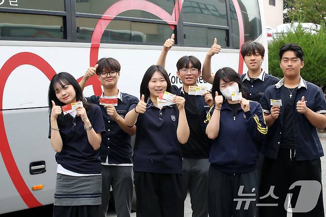 세계 헌혈자의 날을 하루 앞둔 13일 대구 달성군 현풍고등학교 학생들이 학교를 방문한 대한적십자사 대구경북혈액원 헌혈버스에서 헌혈에 동참한 고3 학생들이 기념촬영을 하고 있다. 이날 수학여행을 떠난 1학년 학생을 제외하고 2·3학년 324명 가운데 100여 명의 학생이 헌혈에 참여했다. 2025.6.13/뉴스1 ⓒ News1 공정식 기자