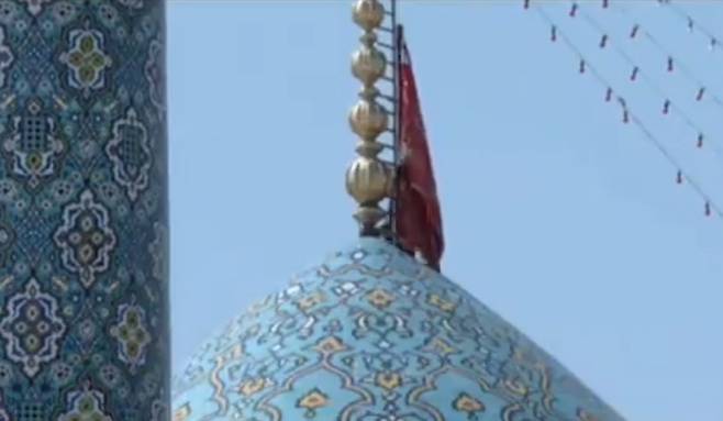 이란 쿰의 잠카란 모스크에 게양된 붉은 깃발. 프레스 TV 영상 캡쳐. 2025.06.13.