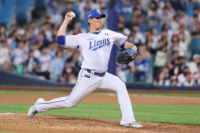 삼성 김재윤이 27일 대구삼성라이온즈파크에서 열린 2025 KBO리그 롯데전에서 8회 올라와 역투하고 있다. 사진 | 삼성 라이온즈