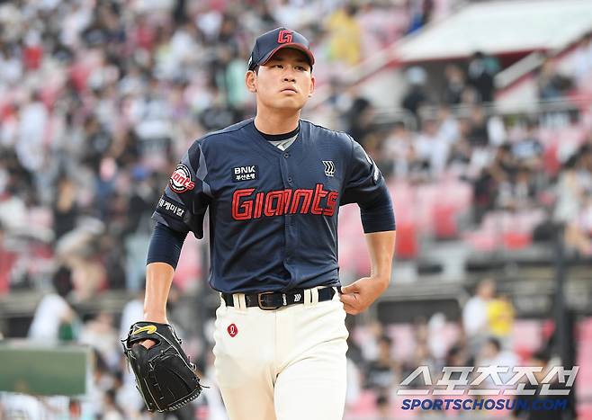 12일 수원 KT위즈파크에서 열린 롯데-KT전. 2회까지 6실점한 김진욱이 이닝을 마친 후 마운드를 내려오고 있다. 수원=정재근 기자 cjg@sportschosun.com/2025.6.12/