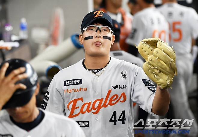 2사 만루 위기를 넘긴 뒤 안도의 한숨을 내쉰 김서현.