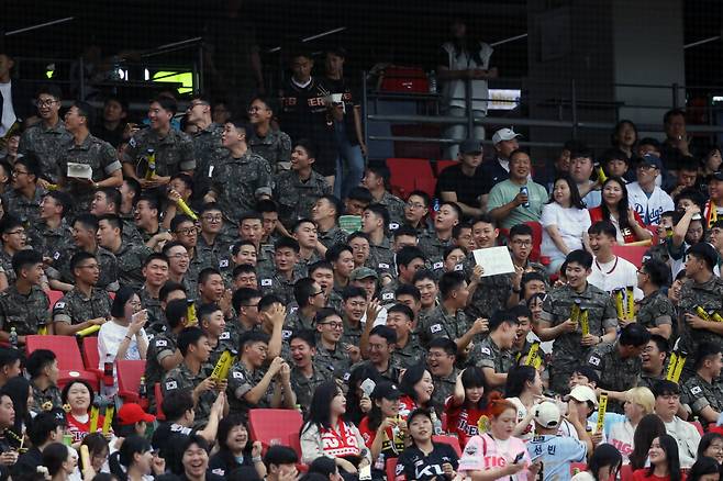 KIA는 12일 광주 삼성 라이온즈전에 국군 장병 2000명을 초청했다. 올해로 4년째 이어진 행사다. 사진제공=KIA 타이거즈