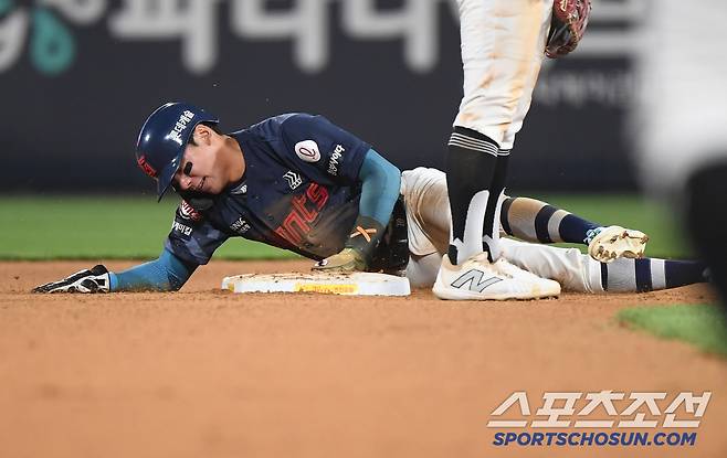 12일 수원 KT위즈파크에서 열린 롯데-KT전. 10회초 1사 1루 고승민 타석에서 1루주자 장두성이 박영현의 견제구에 옆구리를 맞은 후 공이 빠지자 2루로 진루한 후 일어나지 못하고 있다. 수원=정재근 기자 cjg@sportschosun.com/2025.6.12/